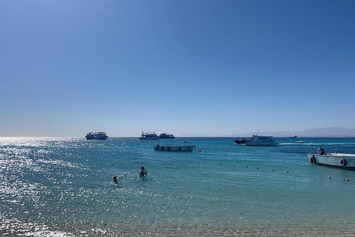 egy csoport ember a vízben a strandon