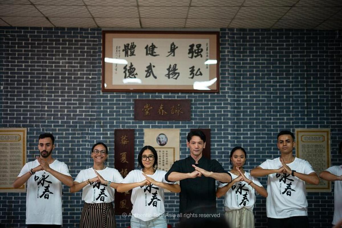 一群人站在房间里，双臂交叉