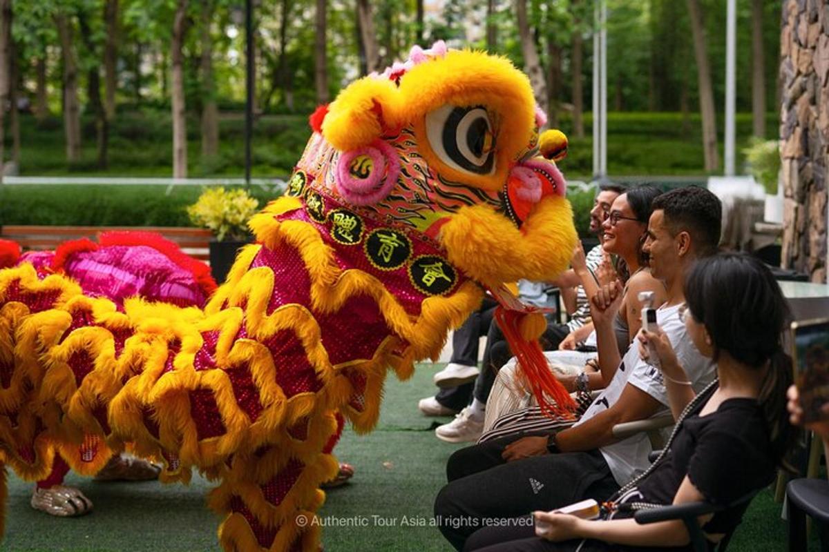穿着龙服装的人在人们面前