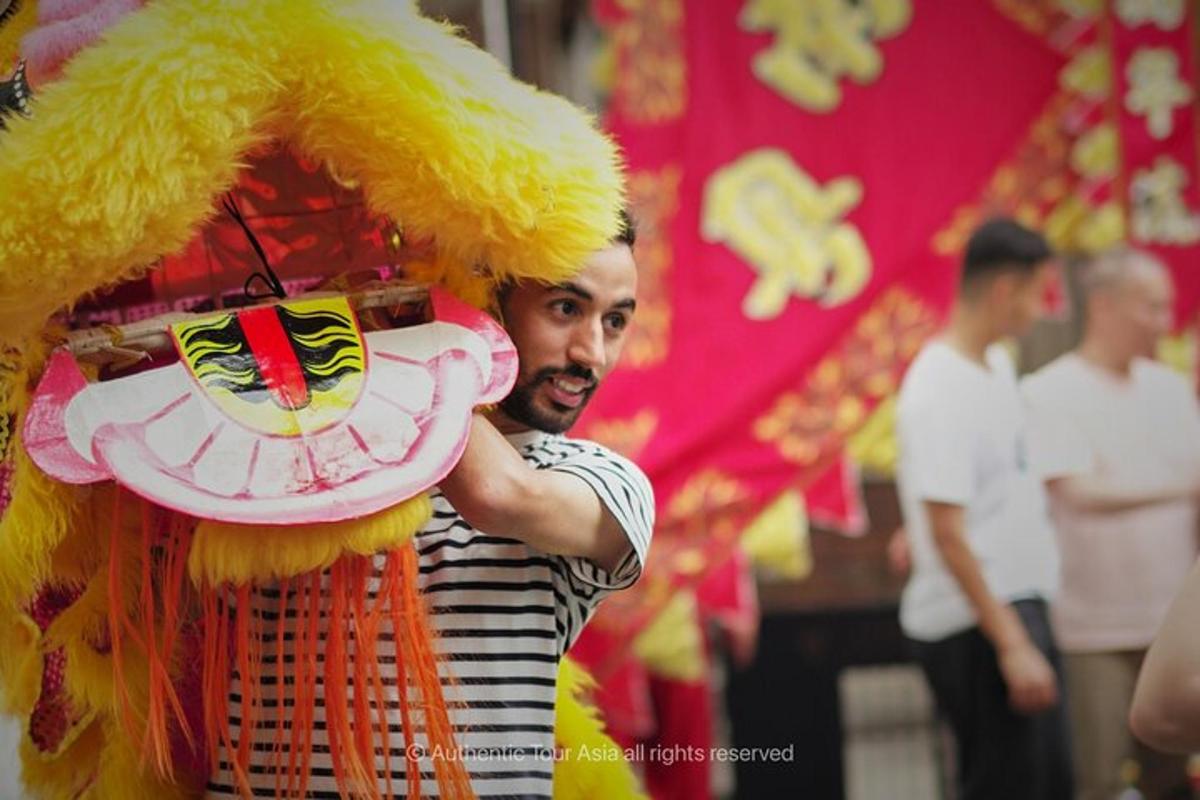 一名男子在展示台上拿着飞盘