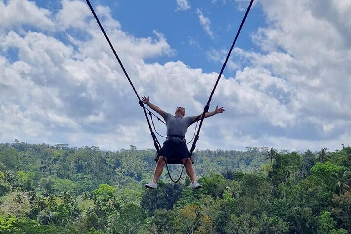 muž na zip line v oblacích