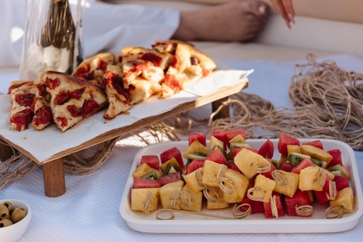 Tveir diskar af mat á borði með pizzusneiðum