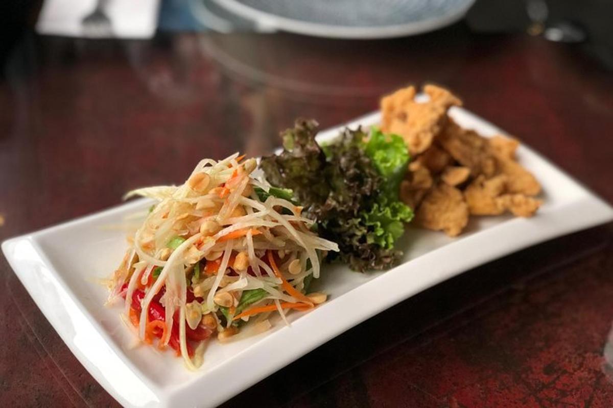 một đĩa thức ăn màu trắng trên bàn