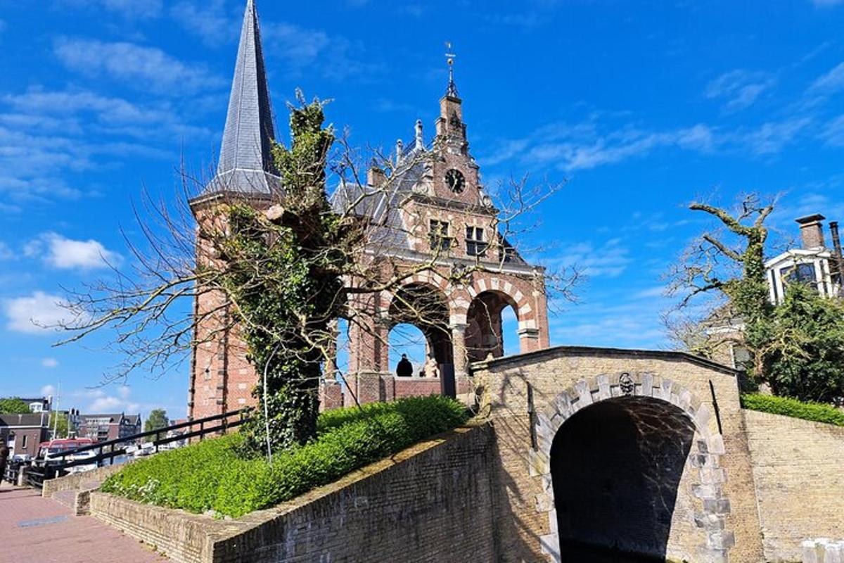 een oud gebouw met een toren en een brug