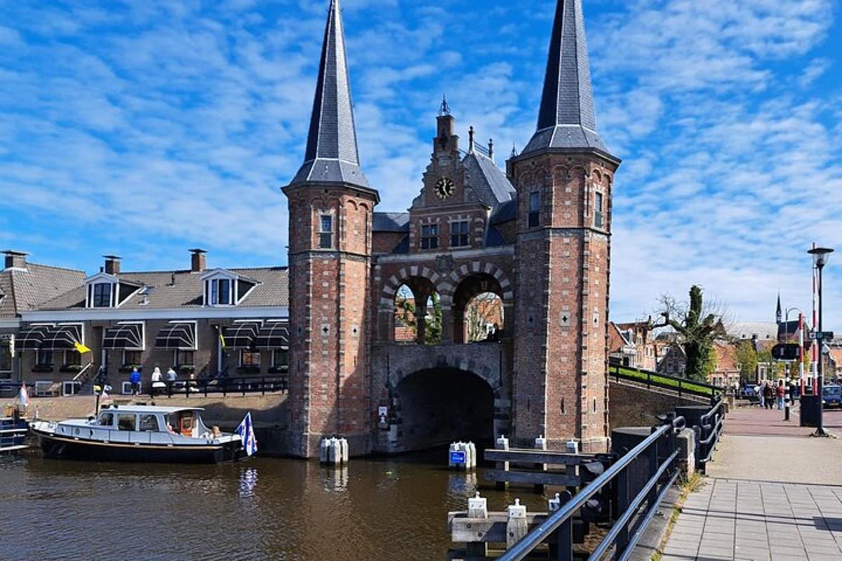 een gebouw met twee torens en een boot in het water