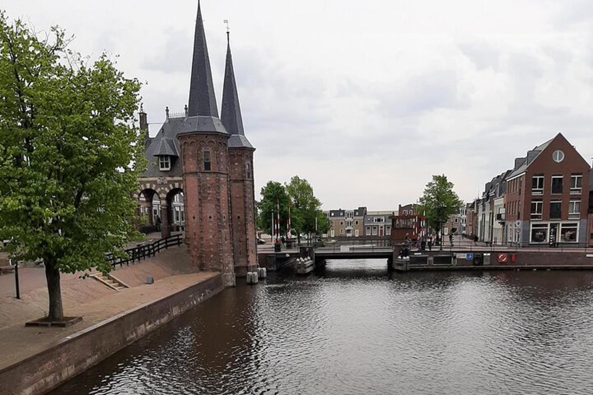 een stad met een rivier, een brug en een kerk