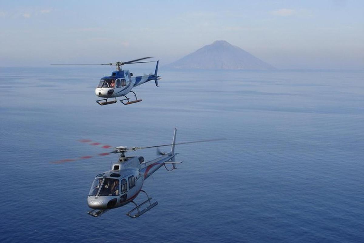 dva helikopterja letita nad vodo