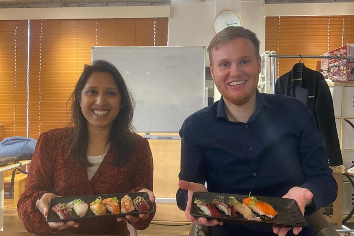 Maður og kona halda á tveimur matardiskum