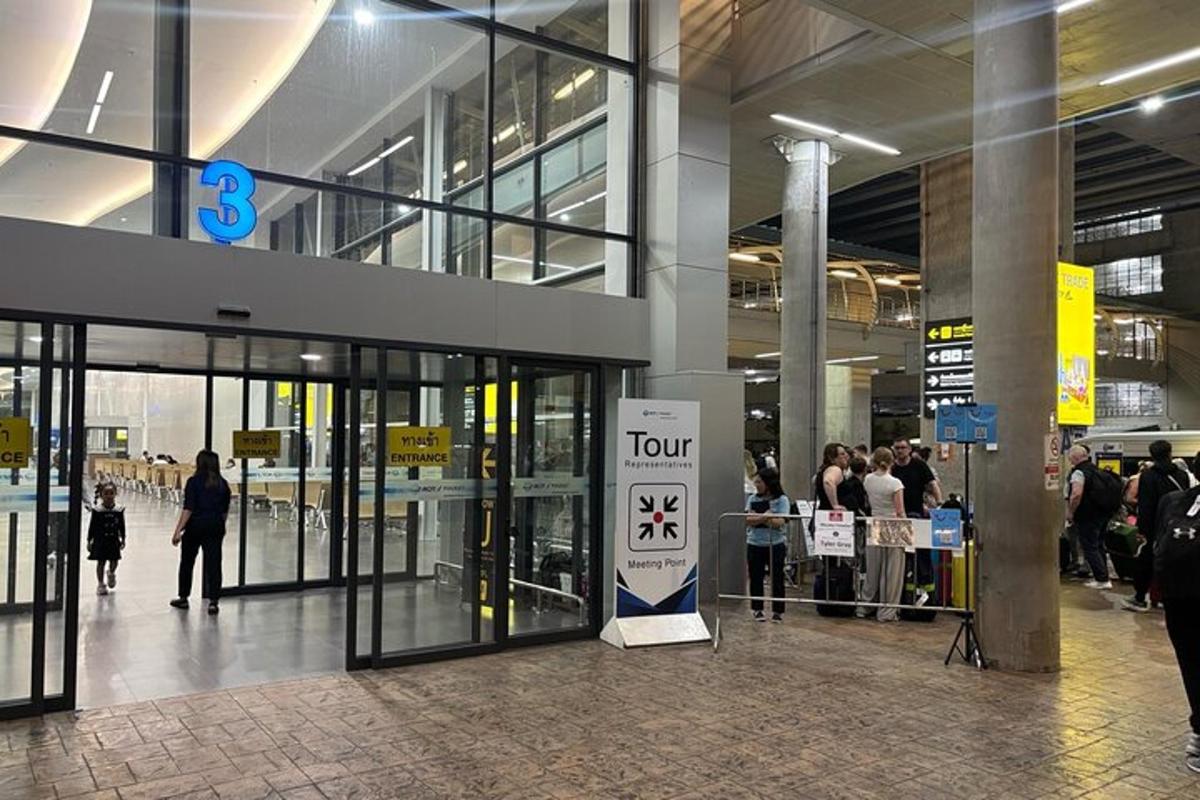 grupp inimesi, kes jalutavad kaubanduskeskuses