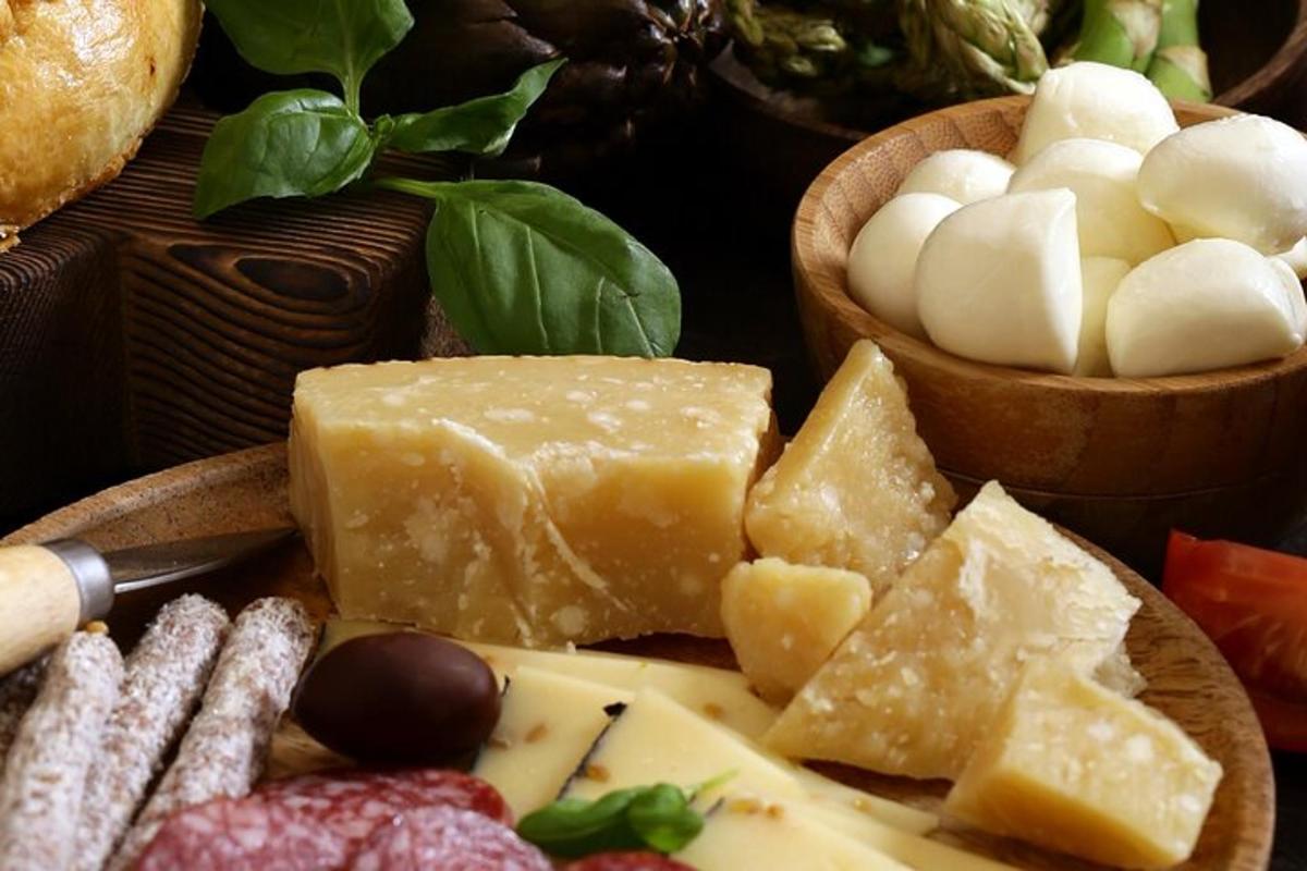 một đĩa phô mai và các thức ăn khác trên bàn