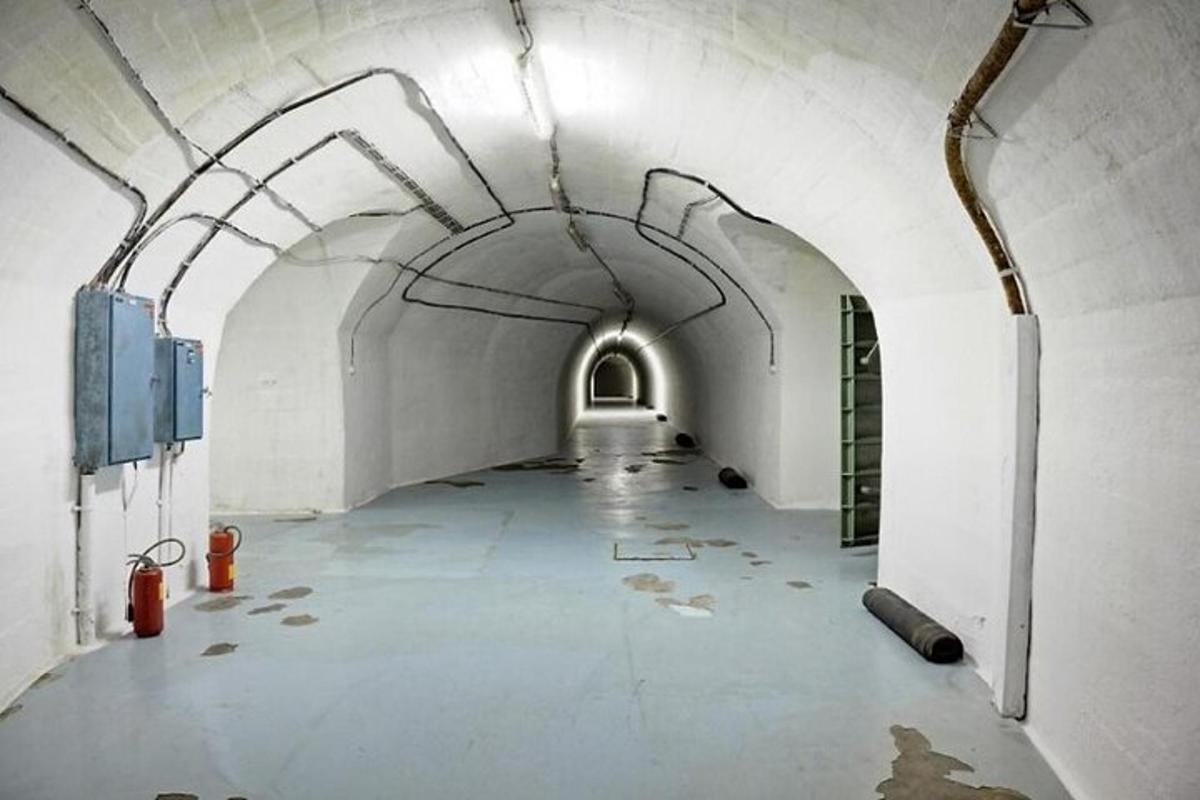 o cameră goală cu un tunel cu un hidrant de incendiu