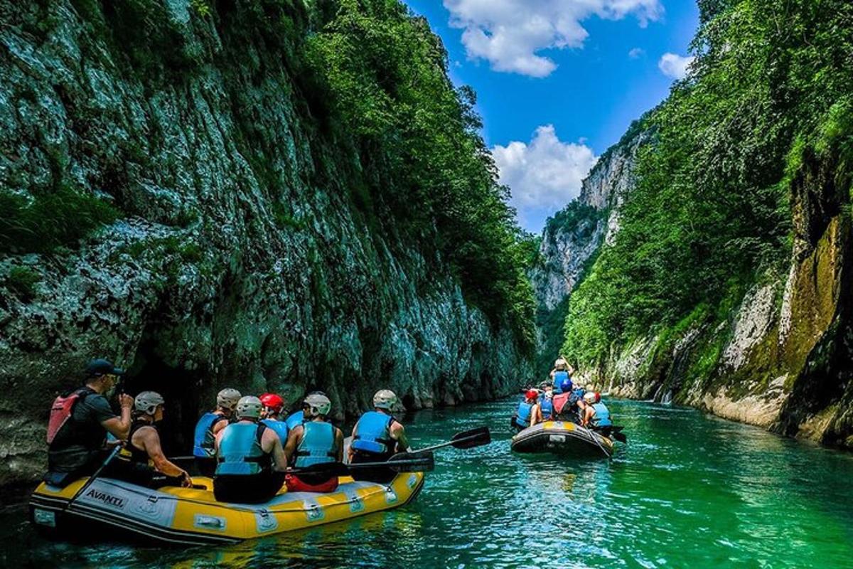 sekumpulan orang berakit menyusuri sungai di ngarai