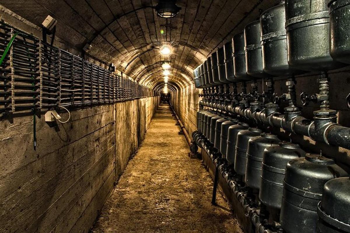 dlouhý tunel s řadou sudů