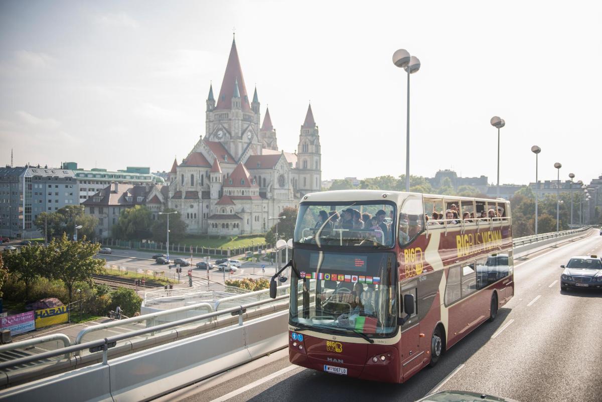 kahekordne buss sõidab mööda maanteed