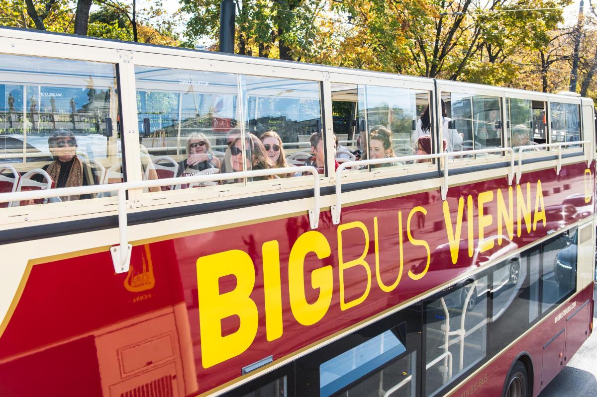 grupp inimesi, kes sõidavad bussis