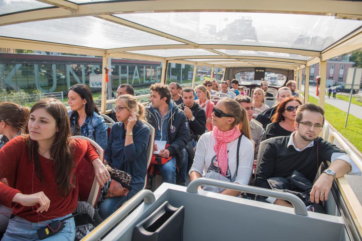 en gruppe mennesker, der kører på en bus