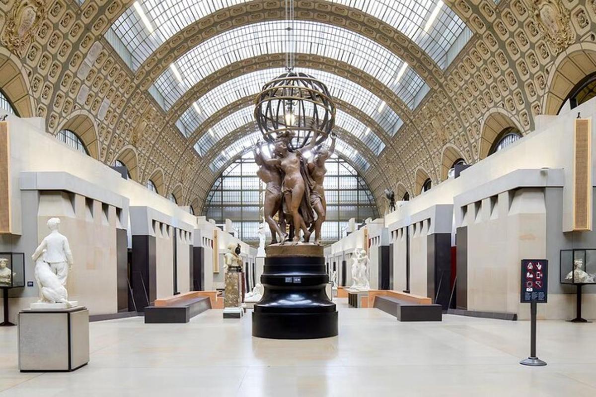 un museo con una statua al centro di una stanza