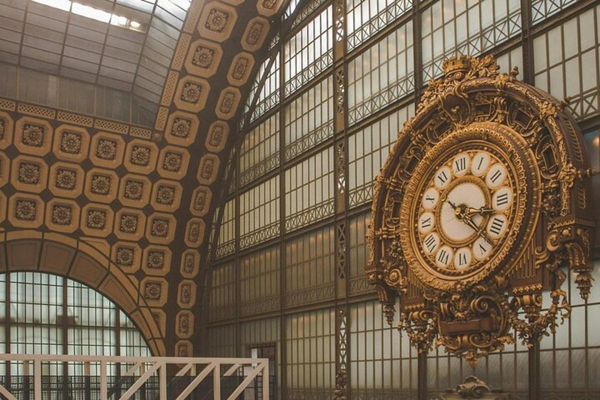 un grande orologio d'oro in un edificio con finestre