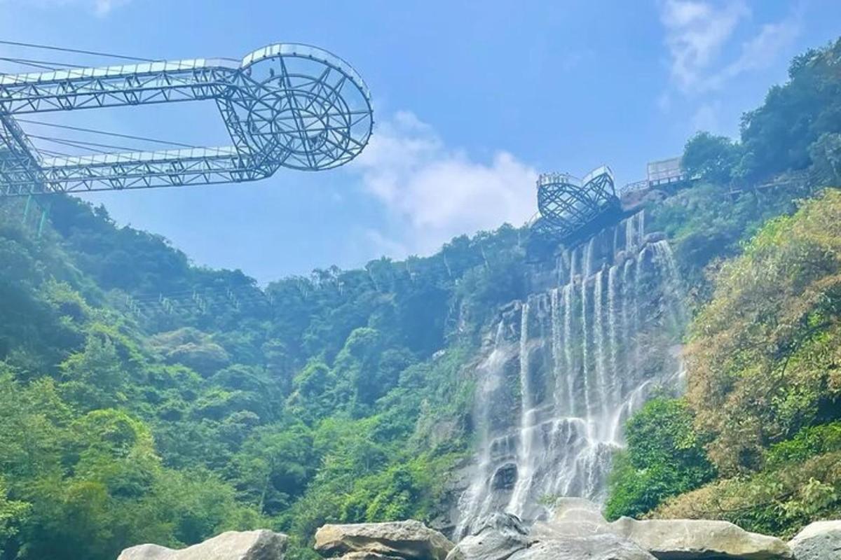 山边的瀑布