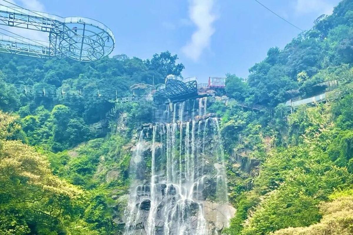 山边的瀑布