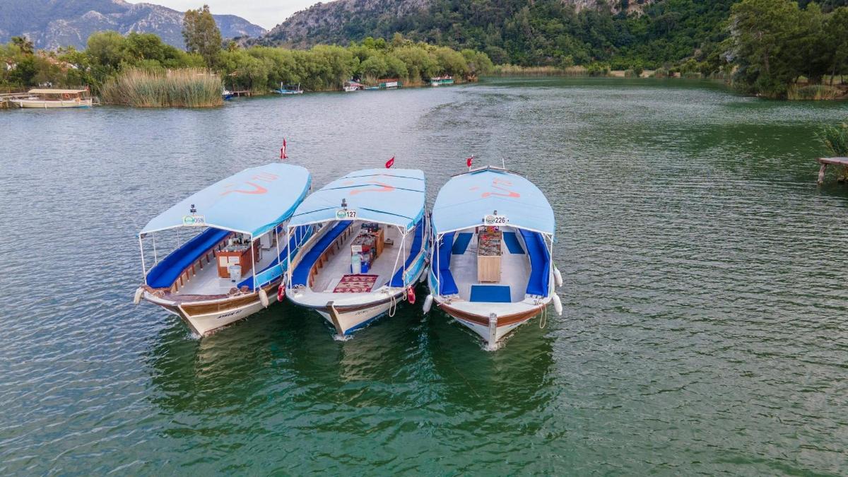 three boats are docked in the water on a lake