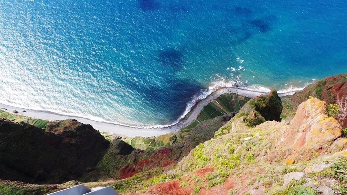 pemandangan udara pantai dan lautan