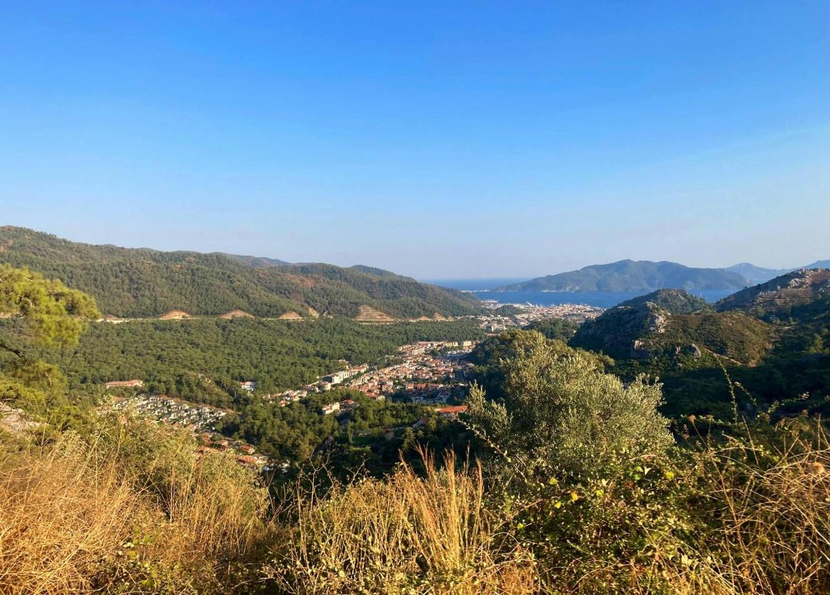 μια θέα μιας πόλης στους λόφους