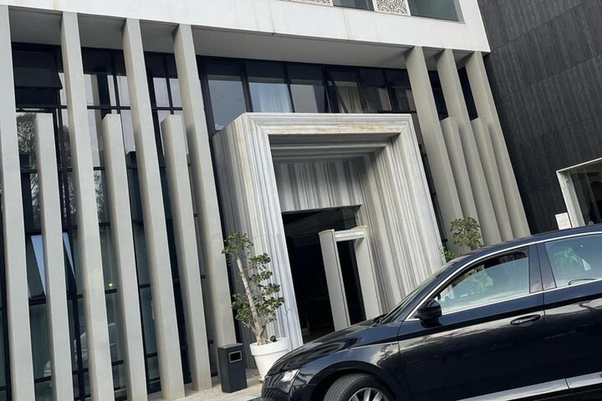 auto zaparkované před budovou