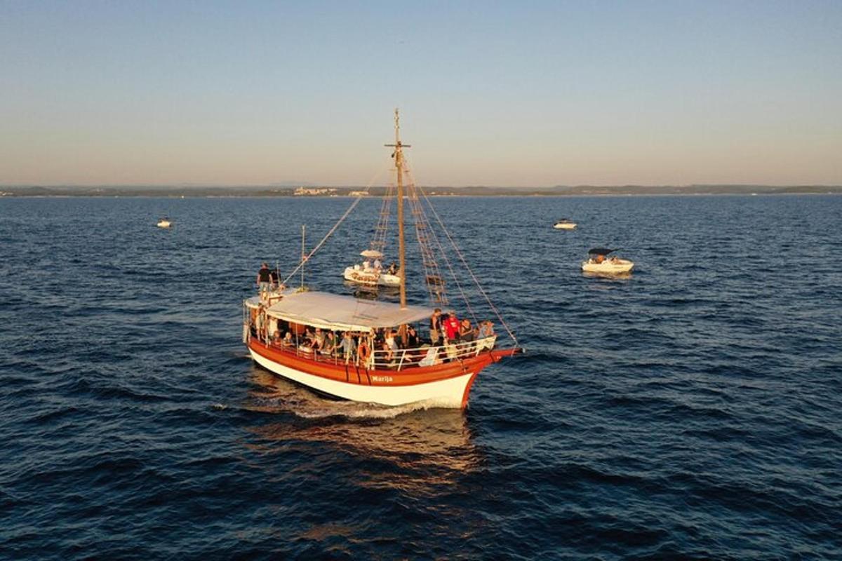 un grup de persones en un vaixell a l'aigua