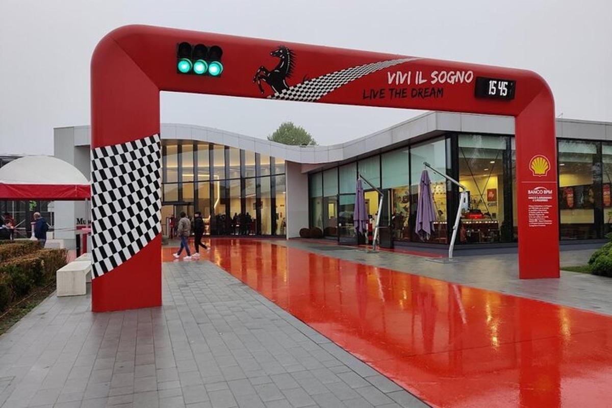 nákupní centrum s červenou budovou a cedulí