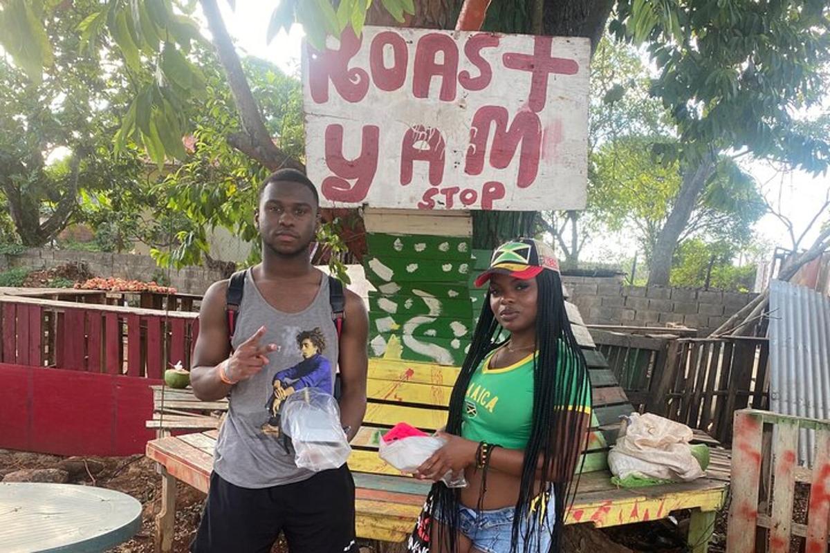 um homem e uma mulher parados em frente a uma placa