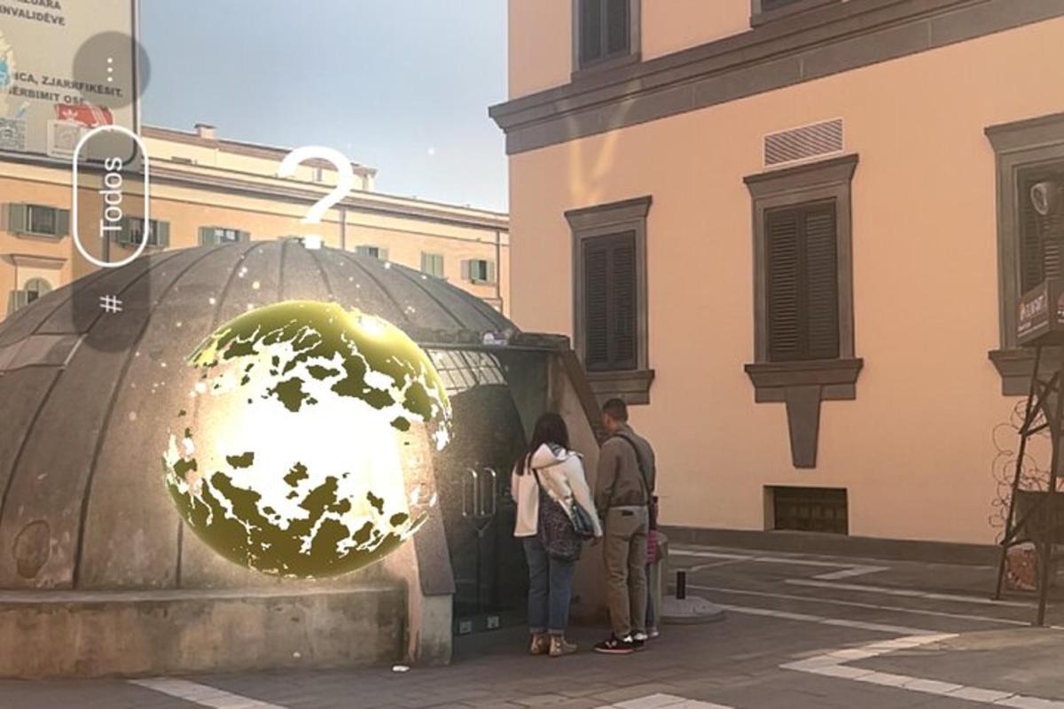 um grupo de pessoas em pé em frente a uma escultura