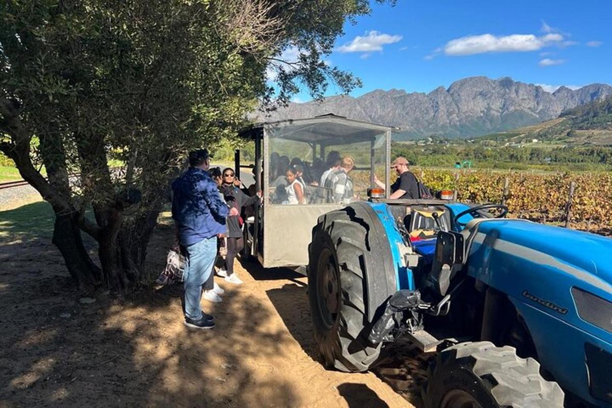 Un grupo de personas sentadas en un remolque de tractor.