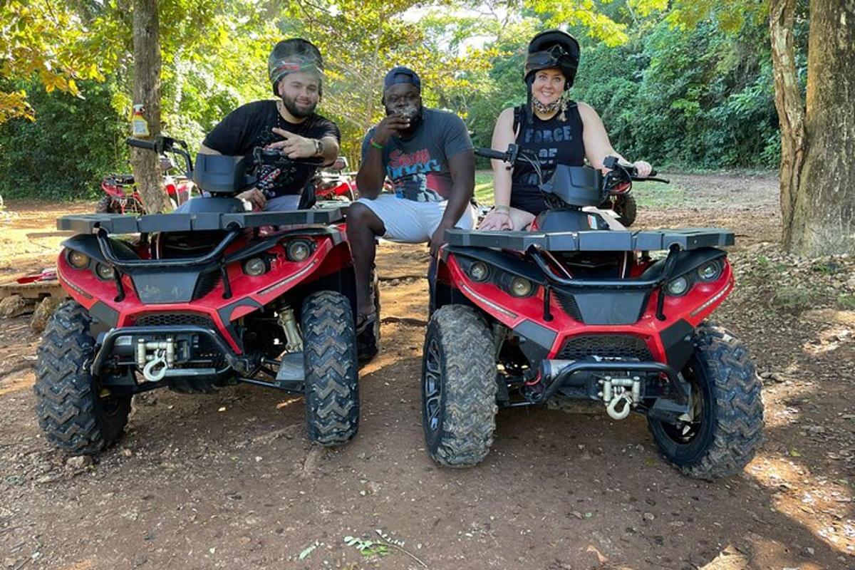 Kolme mehe grupp istub metsas ATV-del
