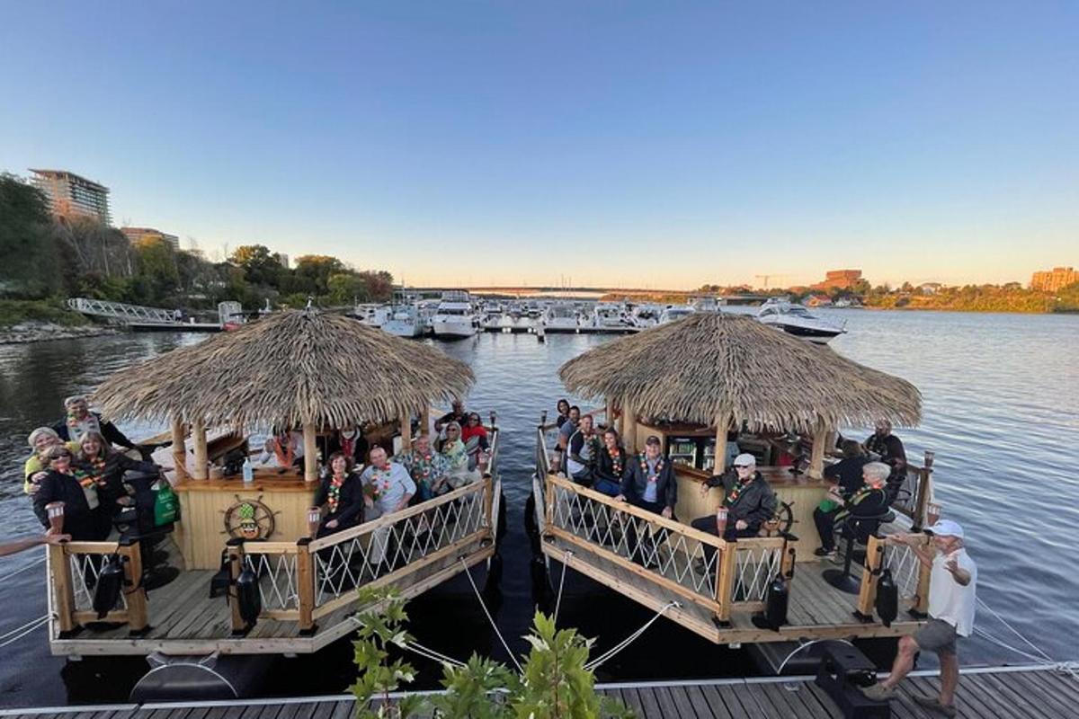 skupina lidí na pontonovém člunu na vodě