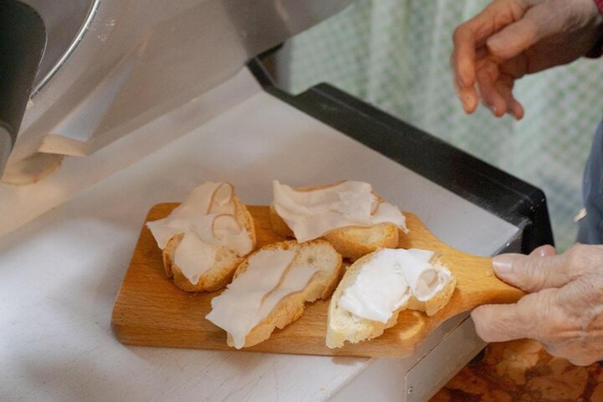 ένα άτομο κόβει ψωμί σε μια σανίδα κοπής