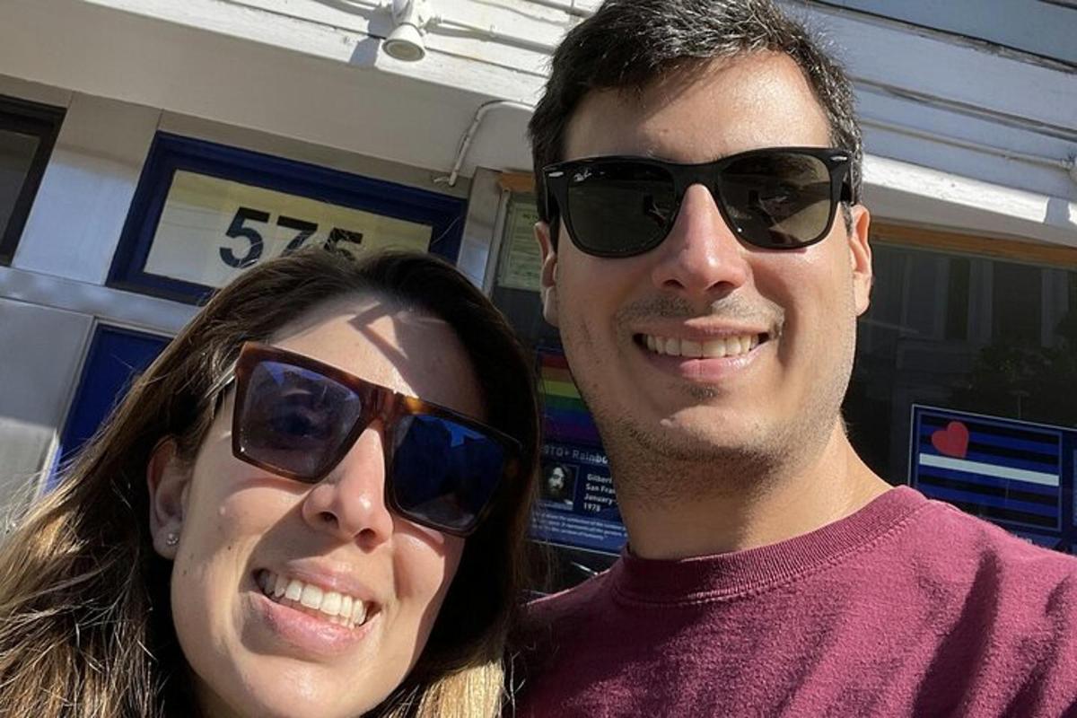 Un hombre y una mujer con gafas de sol posando para una foto.