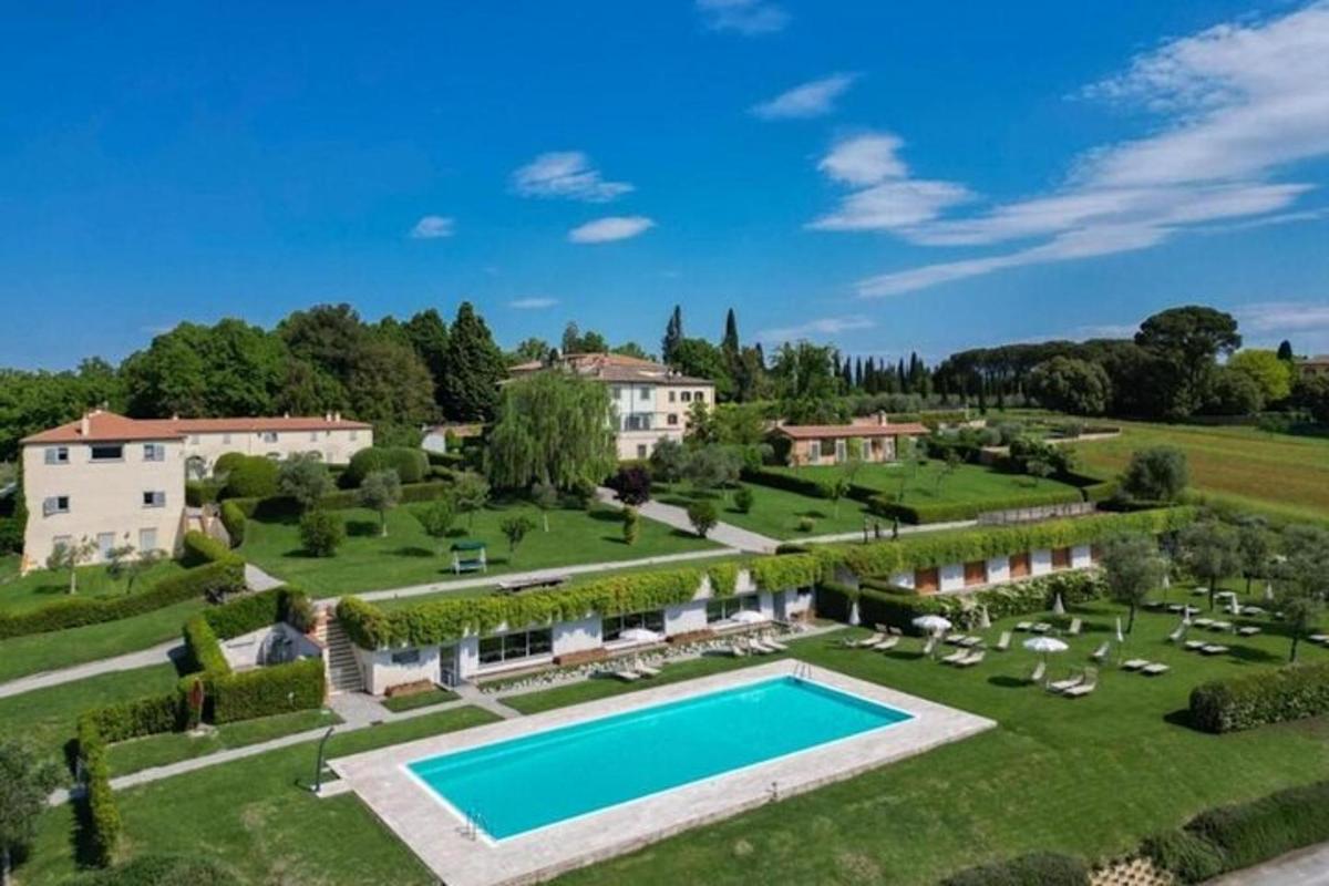 una vista aerea di una grande tenuta con piscina