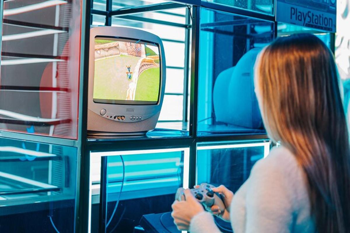 žena hrající videohru na televizi