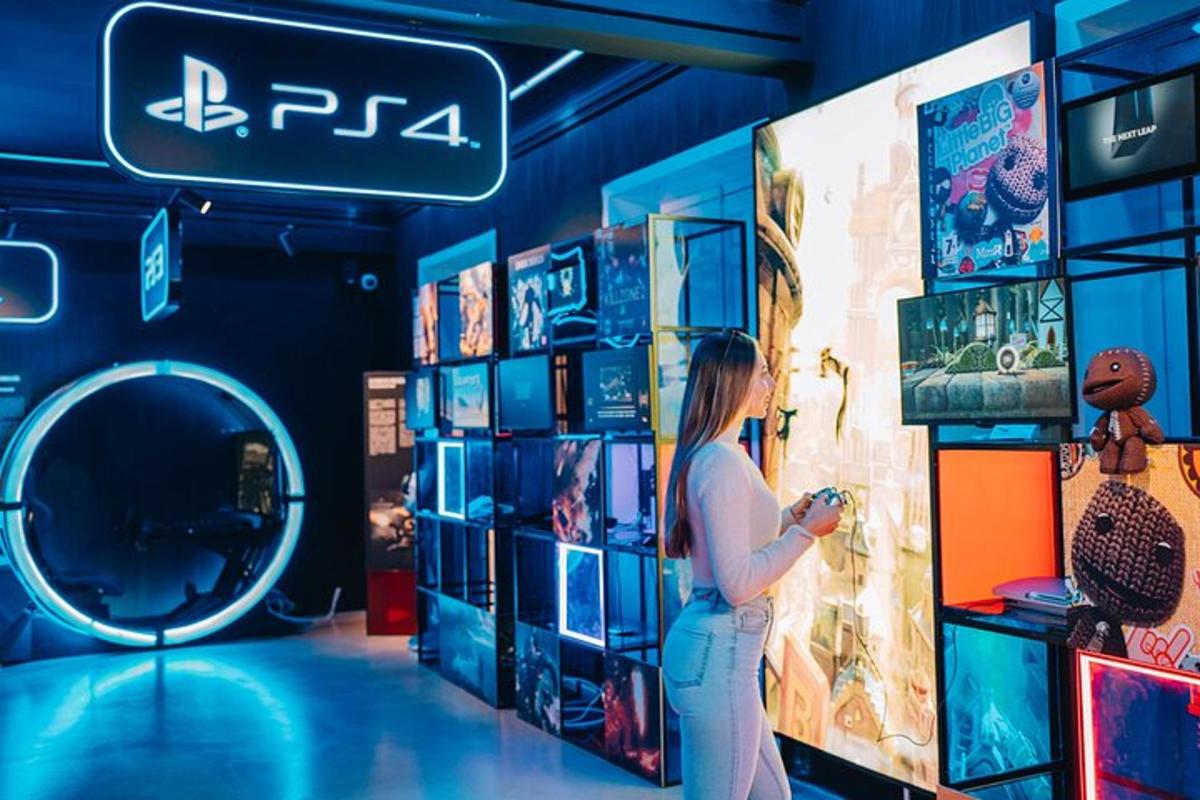 žena si prohlíží expozici v muzeu