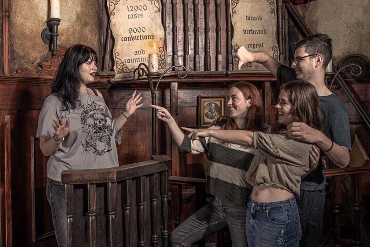 cilvēku grupa, kas stāv ērģeļu priekšā