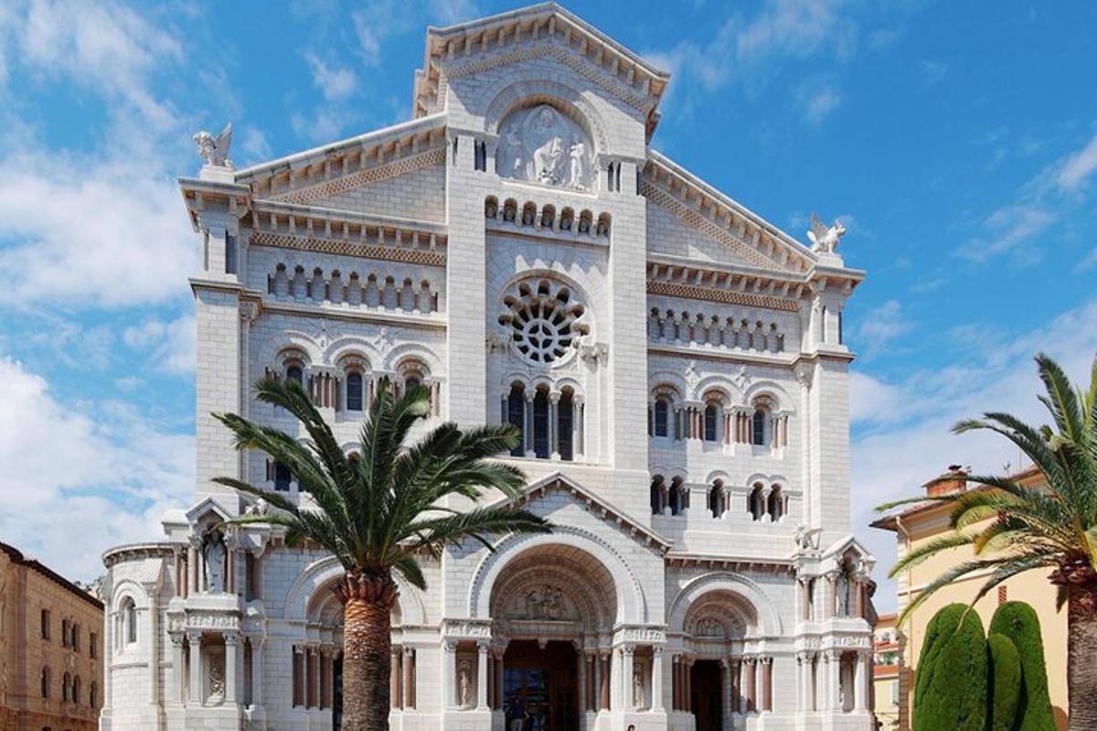 un edificio con una palmera delante