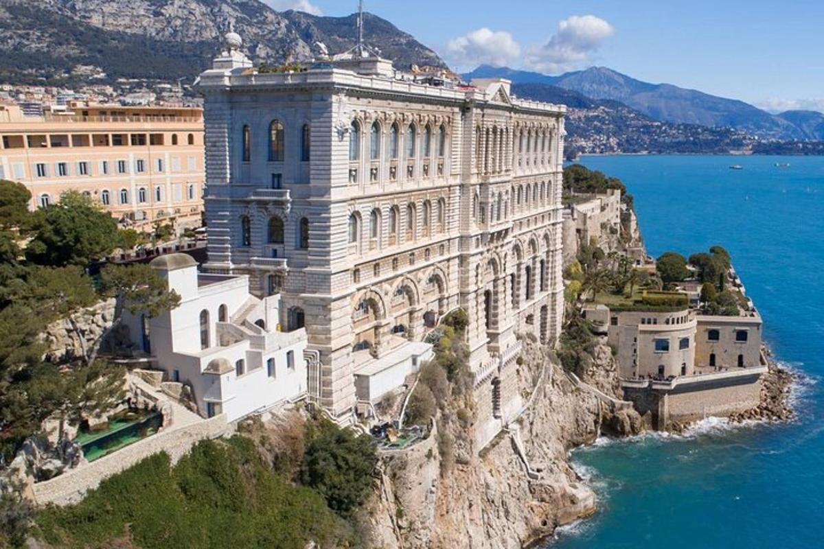 un gran edifici en un penya-segat al costat de l'aigua
