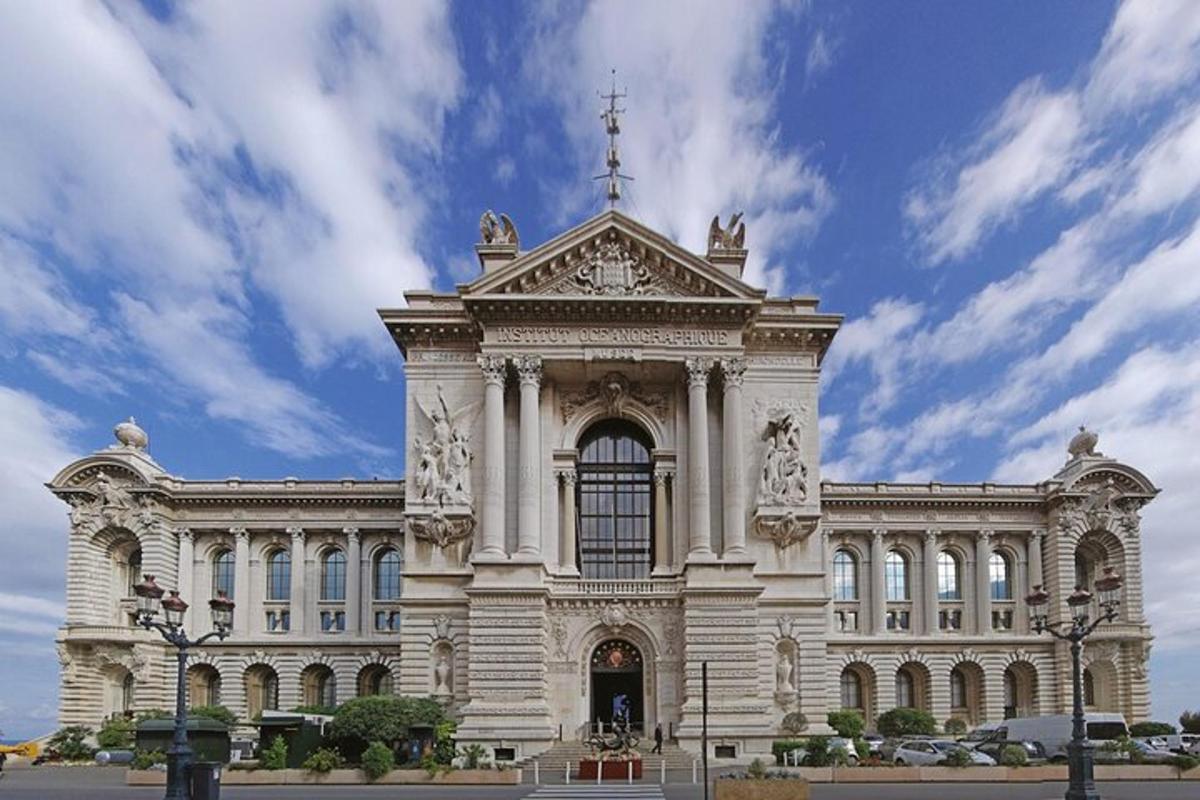 un gran edifici blanc amb una creu a sobre