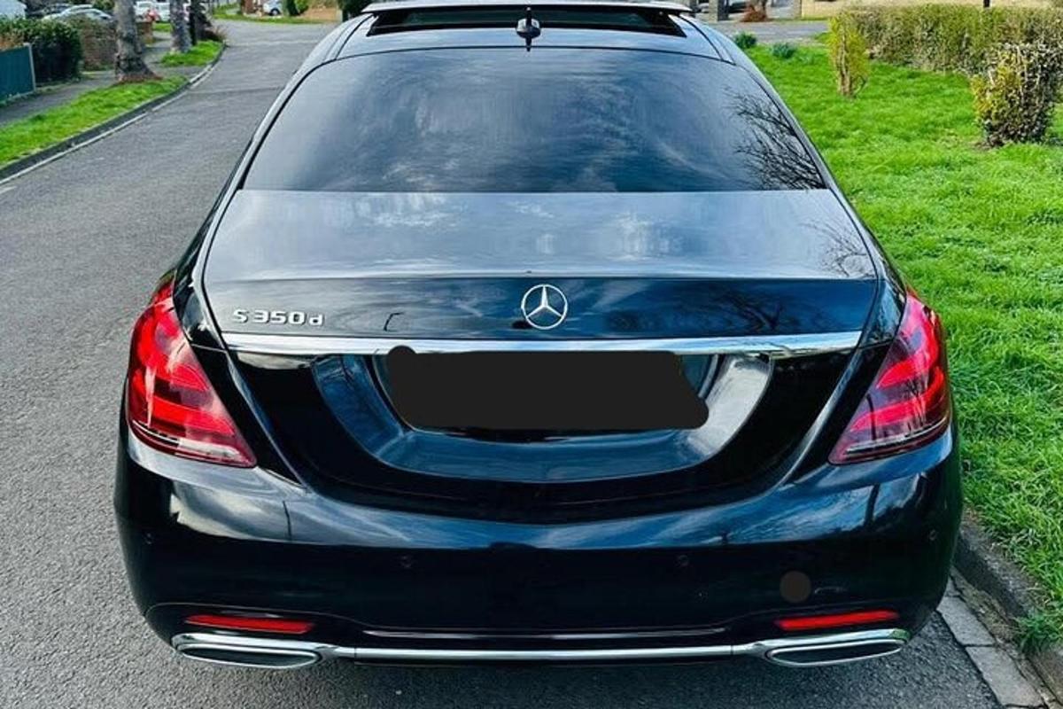 auto zaparkované na kraji silnice