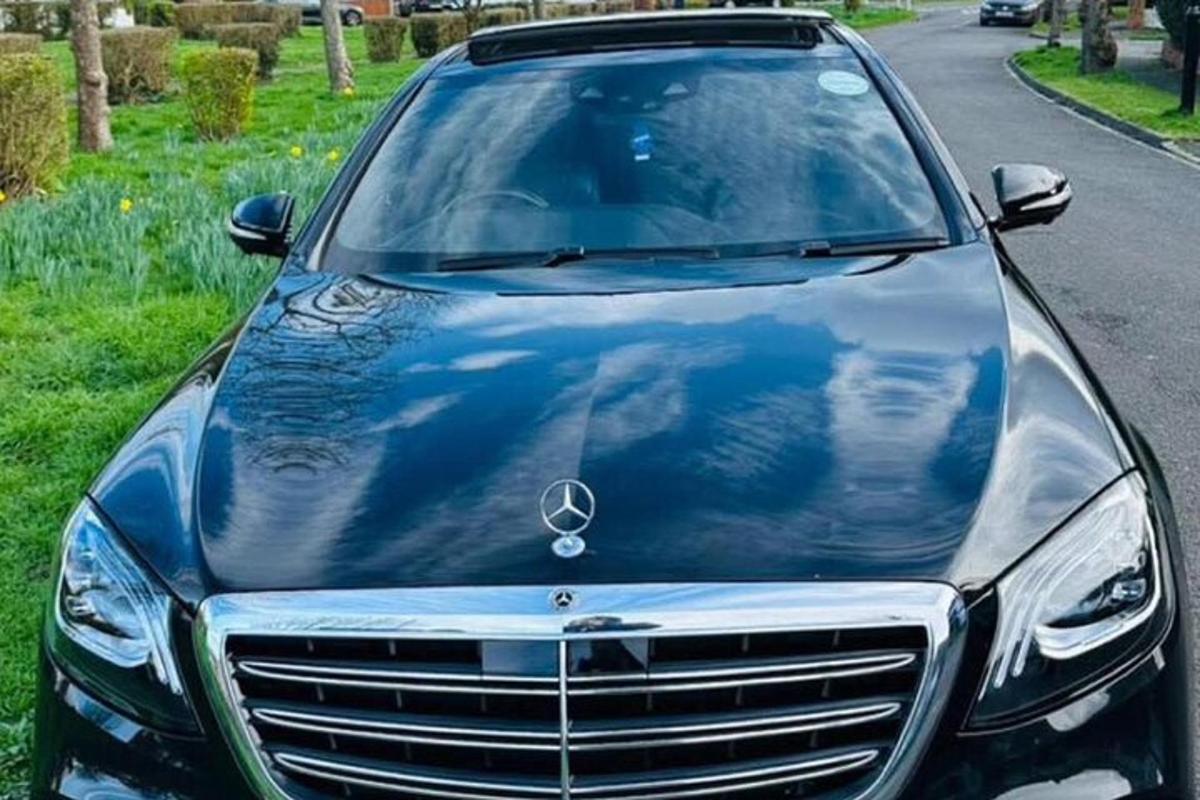 auto Mercedes Benz zaparkované na kraji silnice