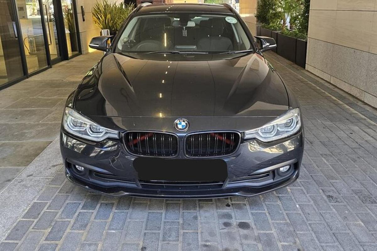 un'auto BMW parcheggiata su una strada