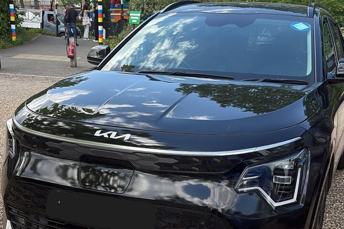 sebuah kereta hitam diletakkan di jalan