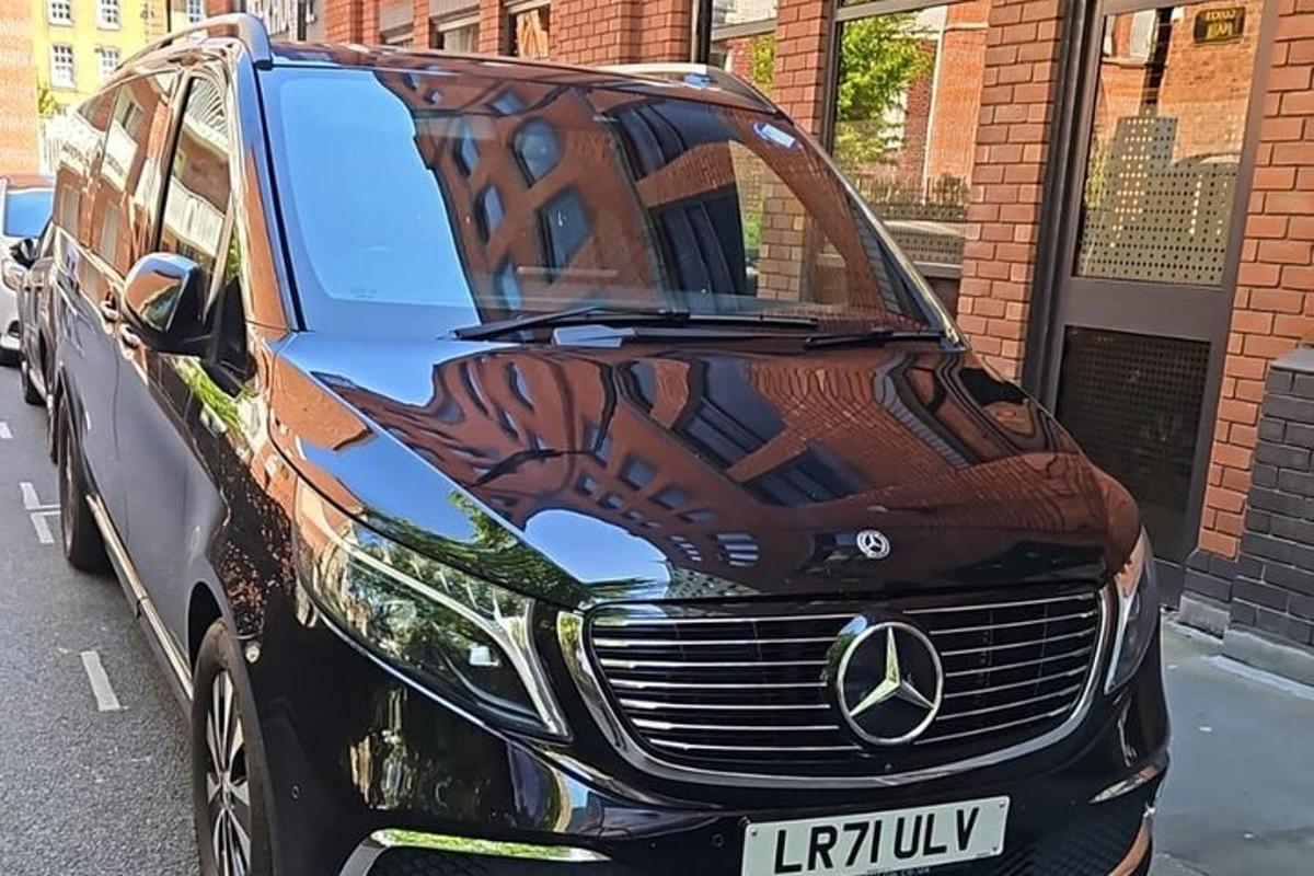 un'auto Mercedes Benz parcheggiata su una strada