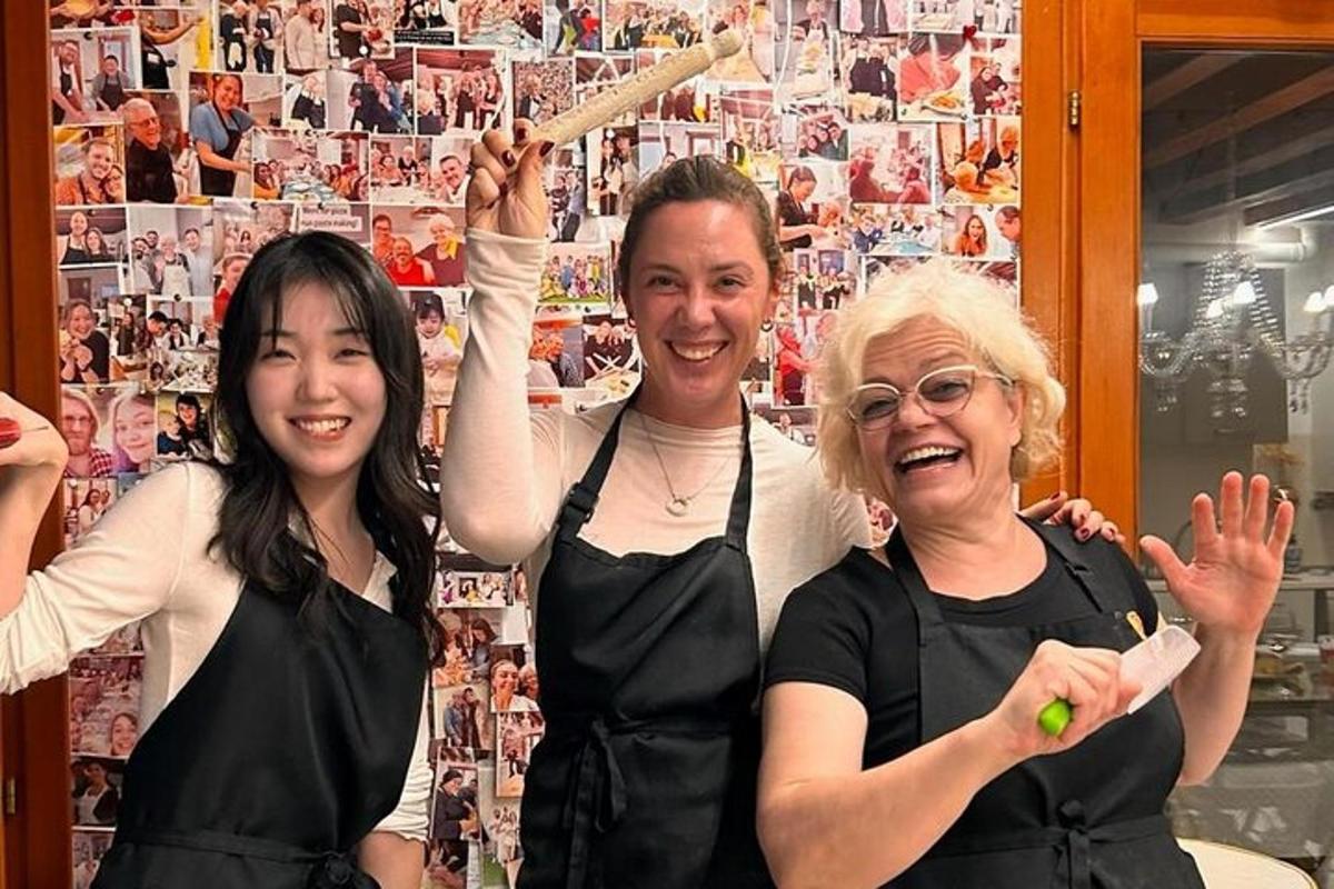zwei Frauen und ein Mann posieren für ein Foto